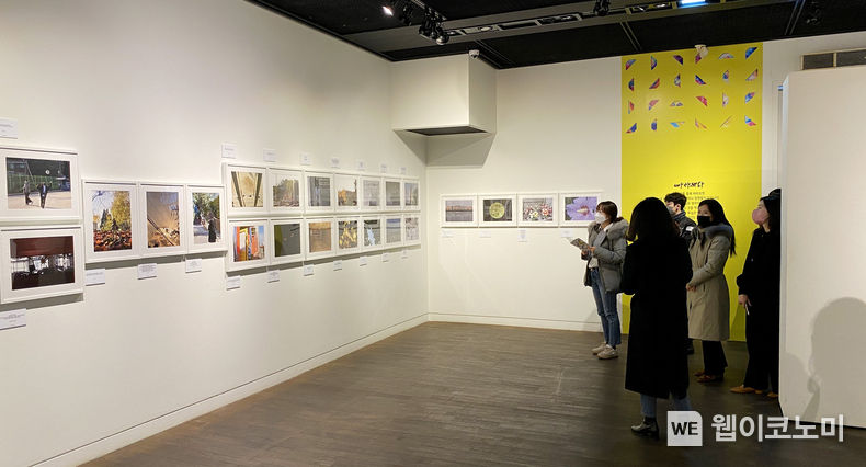 11일 서울 인사동 인사아트센터에서 열린 ㈜두산 청소년 정서함양 프로그램 ‘시간여행자’ 전시회 작품을 관람객들이 둘러보고 있다. 2023.01.11 (출처:(주)두산)