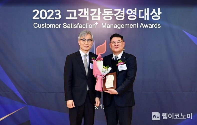 (왼쪽부터) 한상린 심사위원장과 DGB캐피탈 김병희 대표이사 2023.01.12 (출처:DGB캐피탈)