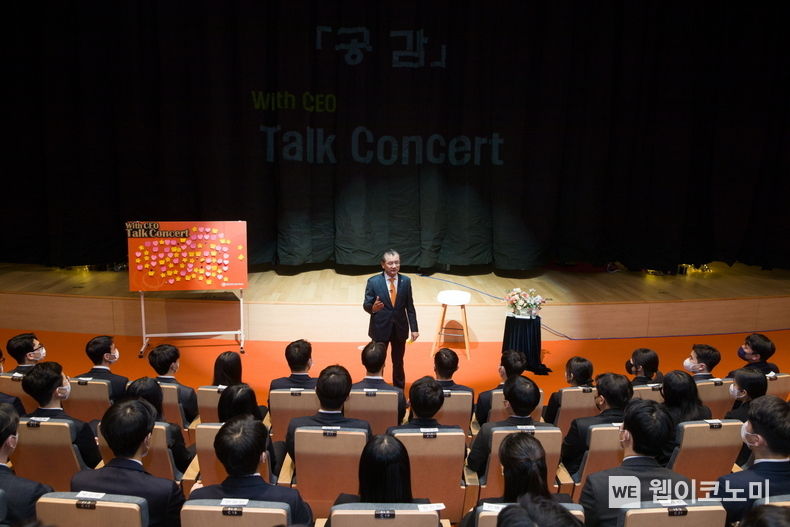 한화생명 여승주 대표가 12일(목) 한화생명 라이프 파크(Life Park)에서 신입사원을 대상으로 ‘공감’ with CEO 토크 콘서트를 진행하고 있다. 이 자리에서 여승주 대표는 신입사원들에게 발상의 전환, 파괴적 혁신으로 거듭나기를 주문했다. 2023.01.13 (출처:한화생명)