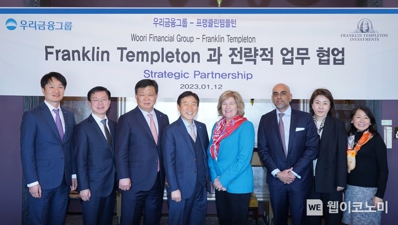 우리금융그룹(회장 손태승)은 지난 12일 프랭클린템플턴 그룹과 전략적 업무 협업식을 가졌다. (왼쪽부터) 우리프라이빗에쿼티자산운용 김경우 대표, 우리글로벌자산운용 황우곤 대표, 우리자산운용 최영권 대표, 우리금융지주 박화재 사장, 프랭클린템플턴 제니 존슨 CEO, 프랭클린템플턴 타릭 아흐마드 APAC 공동 대표, 프랭클린템플턴투자자문 김태희 대표와 관계자가 기념촬영을 하고 있다. 2023.01.13 (출처:우리은행)