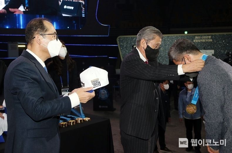 서울시 송파구 소재 올림픽 체조 경기장에서 진행된 2022년 종합업적평가대회에서 현장 추천 고객과 한용구 은행장이 대상 커뮤니티를 발표 및 공동시상 하는 모습 2023.01.14 (출처: 신한은행)
