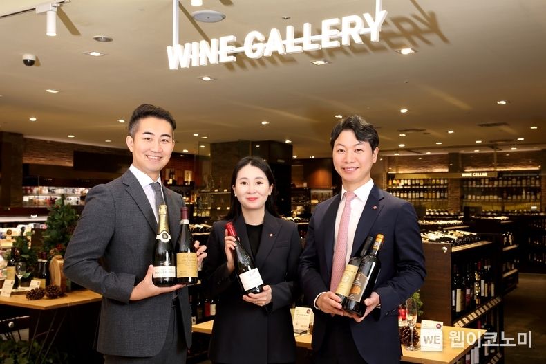 롯데백화점 소믈리에 3인(사진 왼쪽부터 최준선 소믈리에, 한희수 소믈리에, 경민석 소믈리에) 2023.01.16 (출처:롯데백화점)