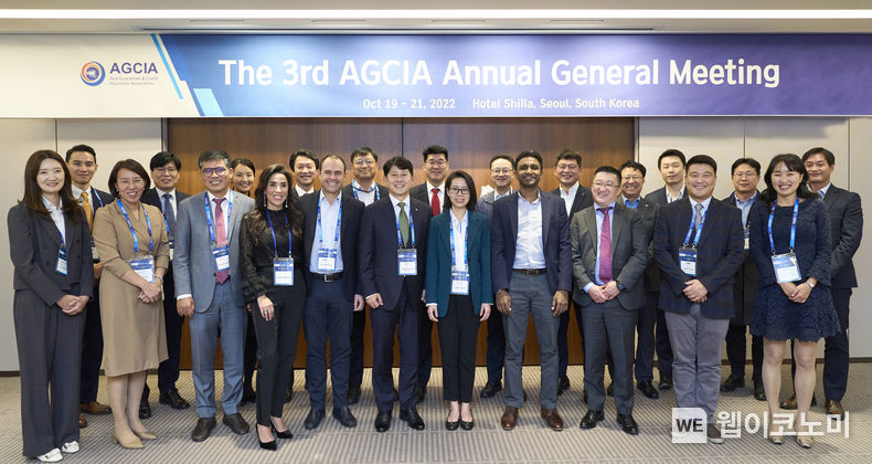 지난 2022년 10월 제3회 AGCIA 연차총회에서 유광열 AGCIA 협회장이 몽골의 회원사 Mongolian Re 등과 기념촬영을 하고 있다. 2023.01.16 (출처:SGI서울보증)