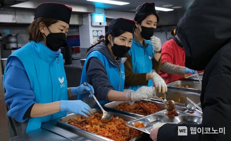  16일 경기도 성남시 노숙인 무료 급식소 ‘안나의집’에서 SPC 임직원들이 배식 봉사활동을 하고 있다. 2023.01.17 (출처:SPC)