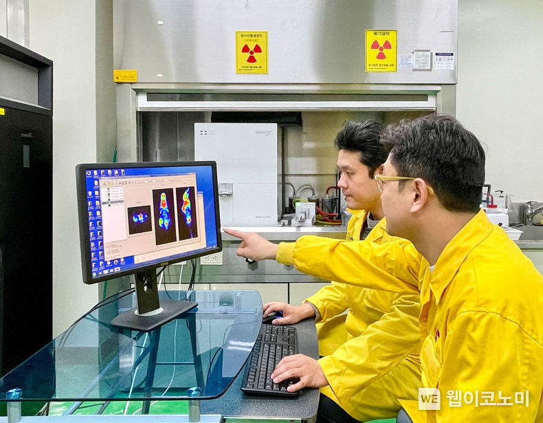 한국원자력연구원 박정훈 박사 연구팀이 방사성동위원소 지르코늄-89(Zr-89)에서 발생하는 체렌코프 효과를 이용해 암 사멸 나노물질을 개발하는 데 성공했다.(왼쪽부터 최평석 선임연구원, 박정훈 책임연구원) 2023.01.18 (출처: 한국원자력연구원)