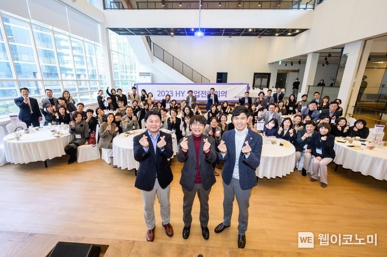 12일 서울 중구 소재 커뮤니티하우스에서 열린 DB사업그룹 영업전략회의에서 이영종 사장(가운데)과 이후경 DB사업그룹장(왼쪽), 임현진 신한금융플러스 TM부문 대표(오른쪽) 및 임직원들이 기념촬영을 하고 있다. 2023.01.19 (출처:신한라이프)