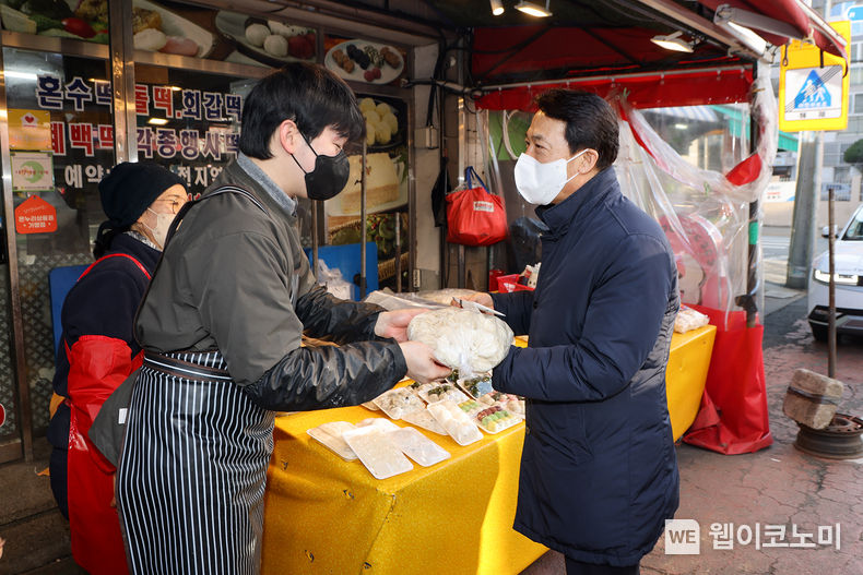 김충배 신용보증기금 전무이사가 대구 반야월 목련시장을 방문해 설맞이 어르신을 위한 ‘사랑의 명절음식’ 물품을 구매하고 있다. 2023.01.19 (출처:신용보증기금)