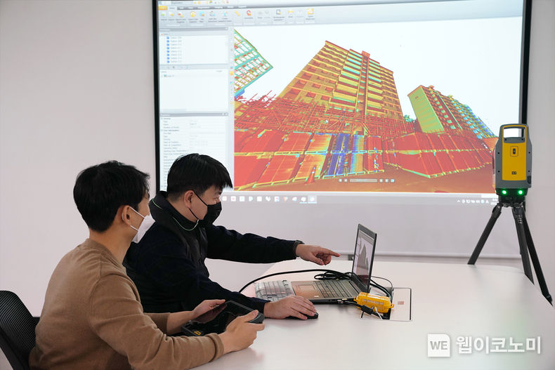 롯데건설 관계자가 3D 스캐너를 활용한 기존 아파트 모델링 데이터를 확인하고 있다. 2023.01.20 (출처:롯데건설)