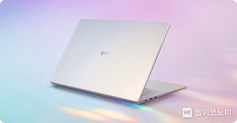 처음으로 선보이는 LG 그램 스타일은 빛의 각도나 보는 방향에 따라 다채롭게 색이 변하는 오로라 화이트 색상과 사용자가 터치할 때만 LED 불빛으로 드러나는 히든 터치패드를 적용했다. 그램 최초로 OLED 디스플레이를 탑재해 압도적인 명암비와 블랙 표현은 물론, 색 표현도 풍부하고 자연스럽다. 사진은 LG 그램 스타일(LG gram Style) 제품 이미지. 2023.01.24 (출처: LG전자)