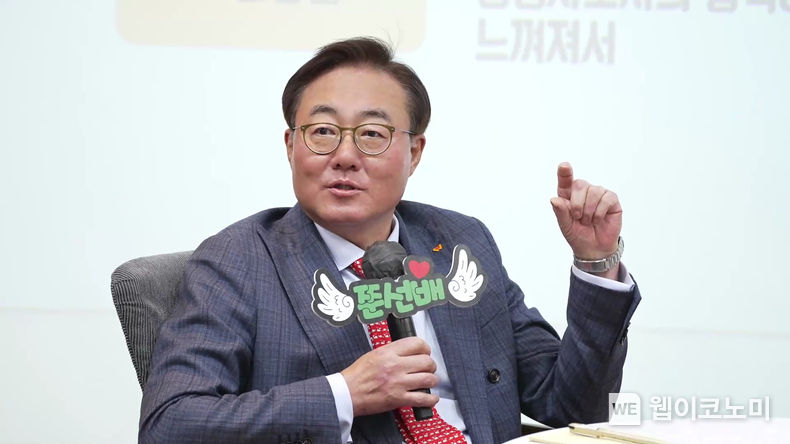 김준 SK이노베이션 부회장이 17일 서울 종로구 SK서린빌딩에서 열린 ‘신입사원과의 대화’에서 신입사원들과 다양한 이야기를 나누고 있다. 2023.01.24 (출처: SK이노베이션)