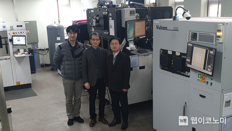한국원자력연구원은 한국과학기술원(KAIST) 류호진 교수팀, 하나에이엠티(주)와 공동으로 3D 프린팅에 활용할 수 있는 원자로 압력용기용 분말 소재 개발에 성공했다. (왼쪽부터) 원자력연구원 강석훈 박사, 한국과학기술원(KAIST) 류호진 교수, 하나에이엠티(주) 김홍물 대표 2023.01.26 (출처:한국원자력연구원)