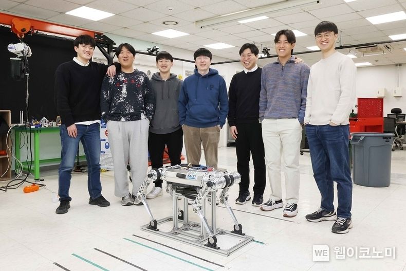 KAIST 기계공학과 황보제민 교수 연구실 단체사진(왼쪽에서 4번째 황보제민 교수) 2023.01.26 (출처:KAIST)