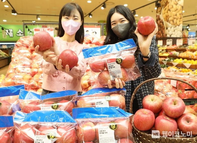서울시 중구에 위치한 롯데마트 서울역점에서 양구 펀치볼 사과를 홍보하는 모습 2023.01.31 (출처:롯데마트)