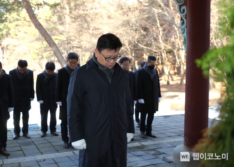 우리은행 이원덕 은행장이 1일 경기도 남양주 소재 홍유릉에서 임원진과 함께 고객 신뢰를 바탕으로 고객과 함께 동반성장하는 은행을 만들기 위한 다짐을 하며 참배를 하고 있다. 2022.01.01 (출처: 우리은행)