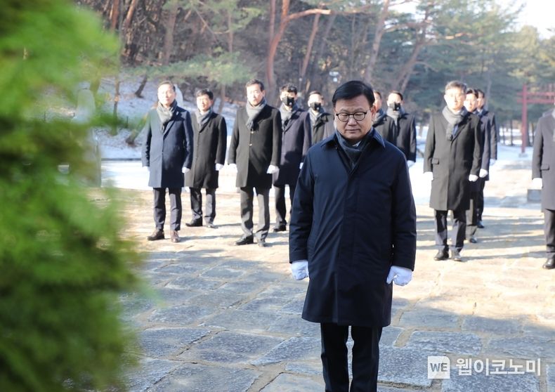 우리은행 이원덕 은행장이 1일 경기도 소재 홍유릉에서 고객 신뢰를 바탕으로 고객과 함께 동반성장 하는 은행을 만들기 위한 다짐을 하며 참배를 하고 있다. 2022.01.01 (출처: 우리은행)