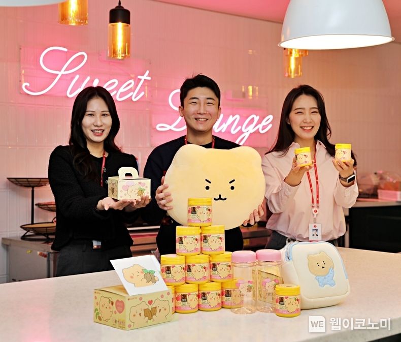 롯데제과 임직원들이 발렌타인 데이를 맞아 출시한 ‘망그러진 곰 X 드림카카오’ 제품을 선보이고 있다. 2023.02.06 (출처:롯데제과)