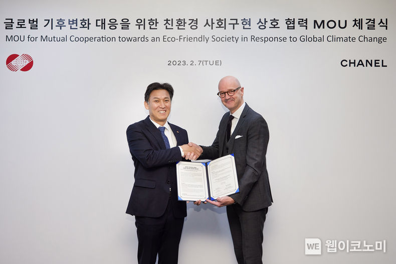 김영문 동서발전사장(왼쪽)과 스테판 블랑샤르 샤넬코리아 대표이사(오른쪽)가 '글로벌 기후변화 대응을 위한 친환경 사회구현 상호 협력 MOU 체결식'을 마치고 악수하는 모습 2023.02.08 (출처:한국동서발전)