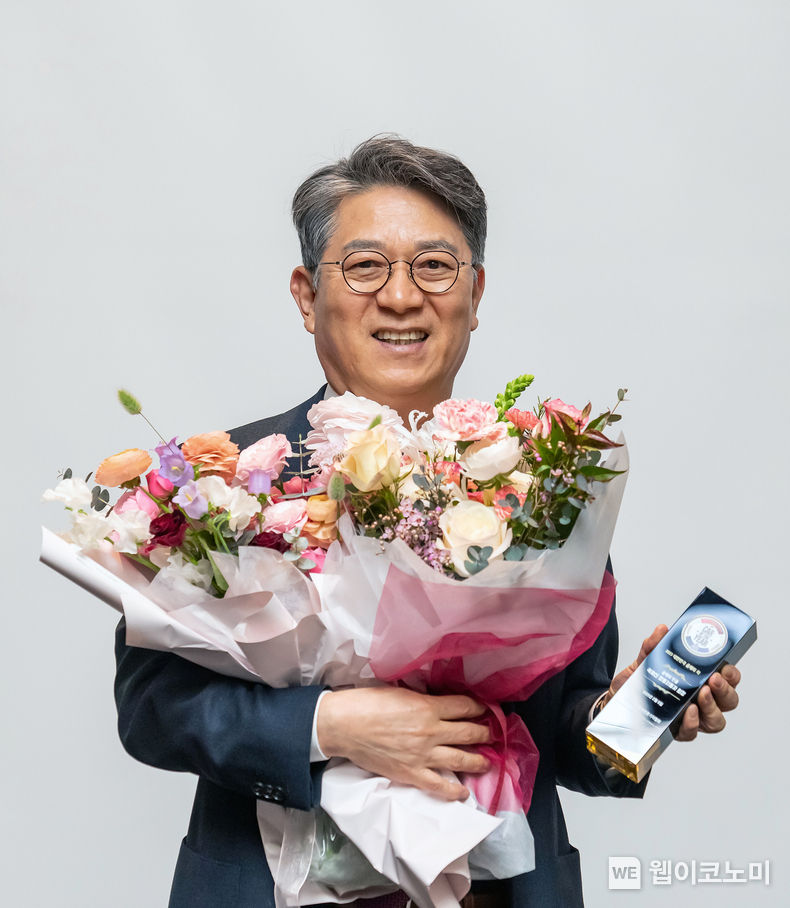 쌍용자동차는 한국자동차전문기자협회(AWAK)가 9일(목) 그랜드 하얏트 서울 호텔에서 진행한 ‘2023 올해의 차(Car of The Year 2023)’ 시상식에서 쌍용차 곽재선 회장이 ‘올해의 인물’에 선정되어 수상의 영예를 안았다. 사진은 쌍용차 곽재선 회장이 ‘2023 올해의 인물’ 상을 수상하고 환하게 웃고 있다. 2023.02.10 (출처:쌍용자동차)