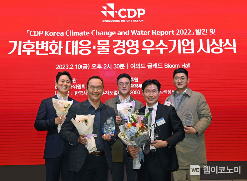 현대차와 기아는 10일(금) 서울 여의도 글래드 호텔에서 열린 ‘2022 CDP 코리아 어워드(CDP Korea Award)’에서 각각 수자원 관리(Water Security) 부문 대상과 우수상을 수상하고, 기후변화 대응(Climate Change) 부문에서 탄소경영 섹터 아너스상을 받았다고 밝혔다. 사진은 시상식에서 정승현 현대차 탄소중립추진팀장(앞줄 왼쪽)과 임기동 기아 안전환경지원팀장(앞줄 오른쪽)이 관계자들과 함께 기념사진을 촬영하는 모습 2023.02.12 (출처: 현대차)