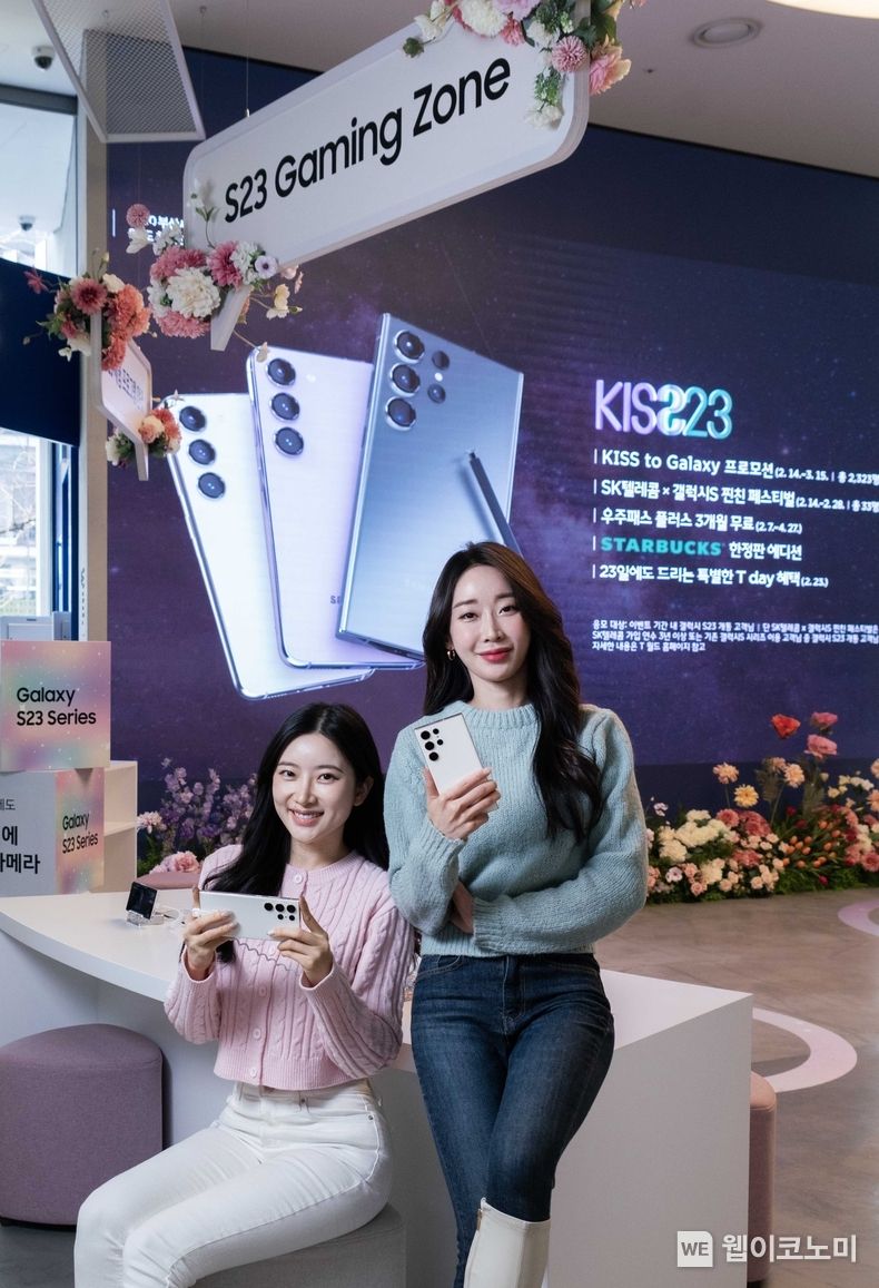 사진은 SKT 홍보모델이 홍대 ICT 멀티플렉스 T팩토리에 설치된 갤럭시 S23 체험존에서 갤럭시S23을 소개하는 모습 2023.02.14 (출처:SKT)