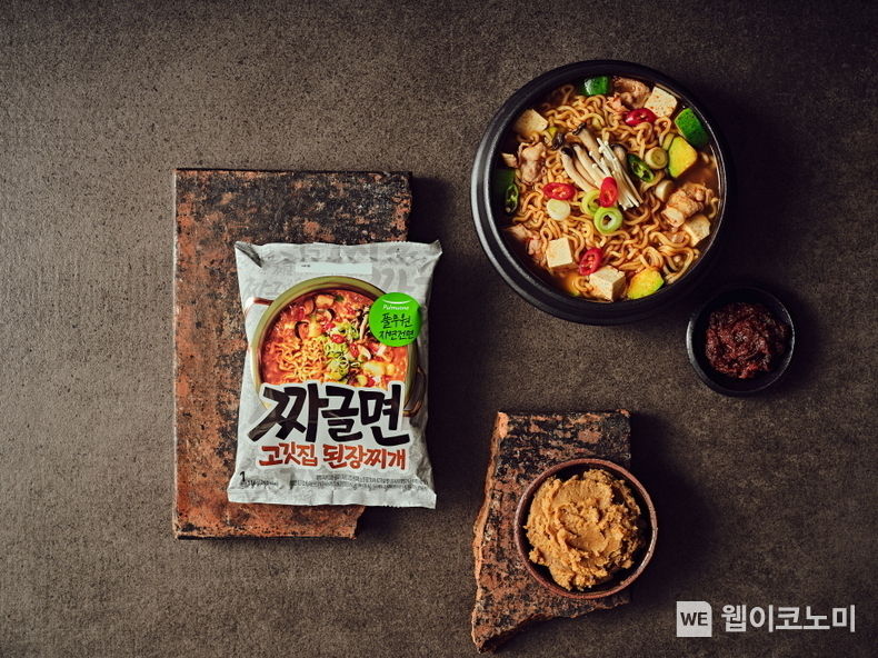 구수한 된장과 칼칼한 고춧가루로 맛을 내 고깃집 후식 된장찌개처럼 진한 국물 맛을 구현한 찌개라면 풀무원 ‘짜글면 고깃집 된장찌개’ 2023.02.15 (출처:풀무원)