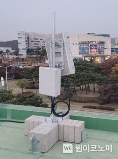 ETRI 연구진이 김포공항 인근 건물 옥상 위에 설치한 MN 기지국시스템 2023.02.15 (출처:ETRI)