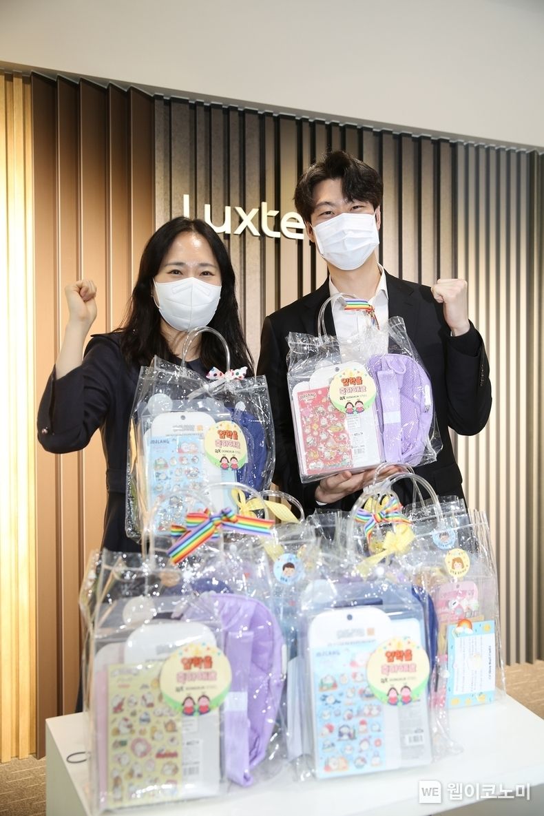동국제강 임직원이 초등학교 입학 예정 임직원 자녀에게 전달할 선물과 기념사진을 촬영하는 모습 2023.02.15 (출처:동국제강)