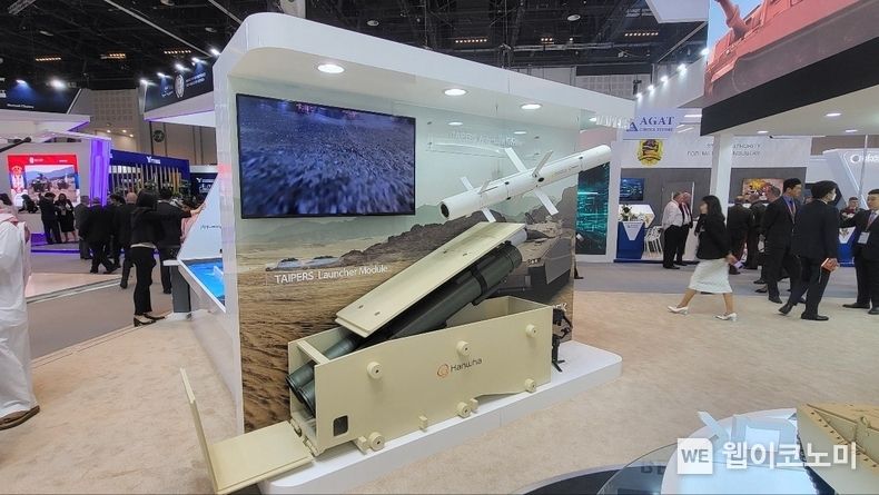  IDEX 2023 현장에 전시된 지대지미사일로 개조 가능한 천검 미사일(한화방산)
