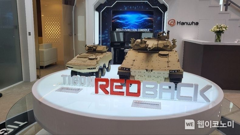 IDEX 2023 현장에 전시된 타이곤 차륜형장갑차와 레드백 보병전투장갑차(이상 한화에어로스페이스)