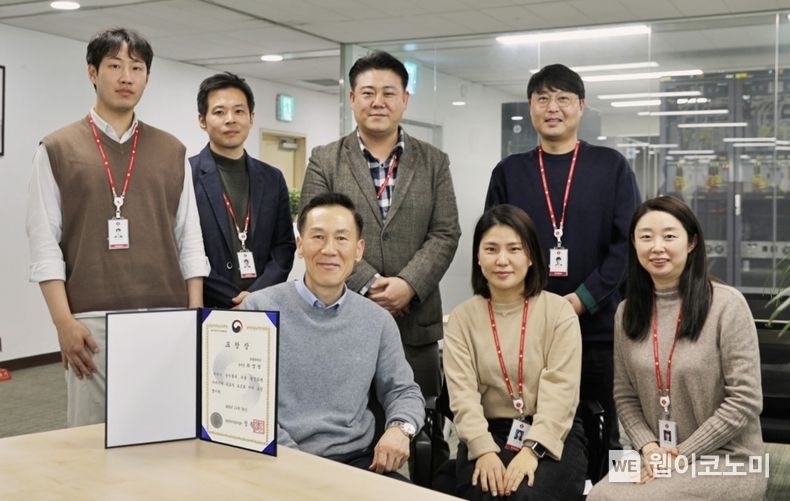 표창을 수상한 롯데제과 최명림 글로벌사업본부장과 캔햄 수출을 담당하는 글로벌푸드팀 2023.02.21 (출처:롯데제과)