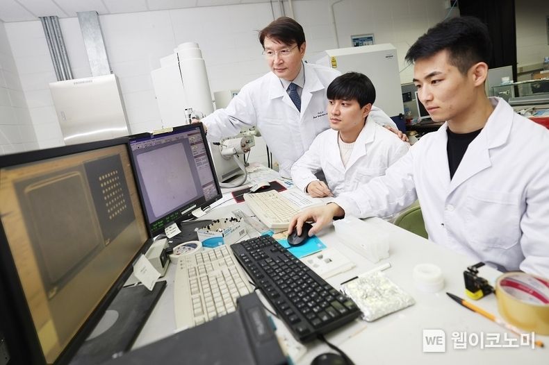 (왼쪽부터) KAIST 물리학과 조용훈 교수, 김바울 박사과정, 문지환 석사 2023.02.22 (출처:KAIST)