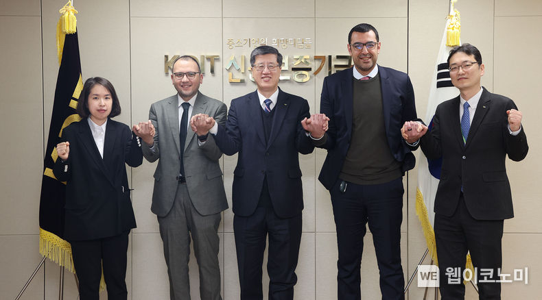 최원목 신용보증기금 이사장(가운데)이 이집트 신용보증공사(CGCE) 대표단과의 접견 후 기념촬영을 하고 있다. 2023.02.23 (출처:신용보증기금)