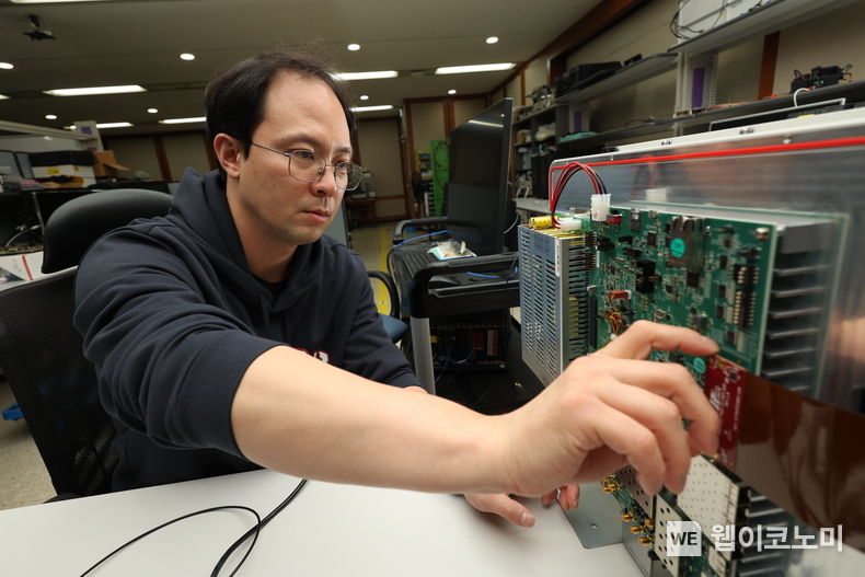 ETRI 연구진이 오픈랜 기반의 개방형 5G 기지국 무선 장치에 대해 실험하고 있는 모습 2023.02.23 (출처:ETRI)