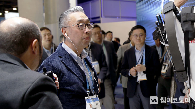 박지원 두산그룹 부회장이 미국 ‘CES 2020’ 현장에서 글로벌 모빌리티 기업 전시관을 방문해 최신 기술 현황을 살피고 있다. 2023.02.27 (출처:두산그룹)