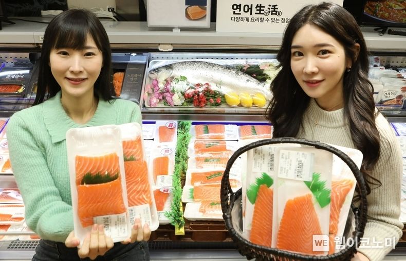 롯데마트 서울역점에서 '슈페리어급 노르웨이 생연어'를 홍보하고 있는 모습 2023.02.28 (출처:롯데마트)