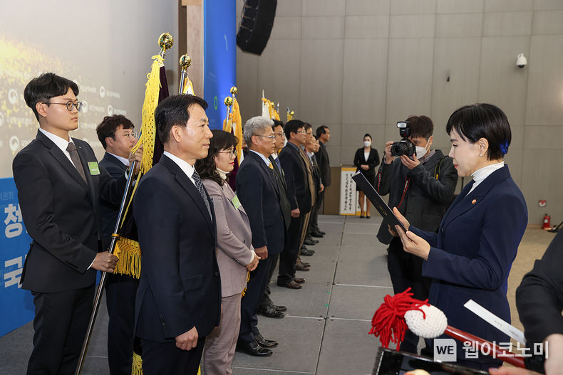 김충배 신용보증기금 전무이사(왼쪽)가 27일 ‘제11회 국민권익의 날 기념식’에서 전현희 국민권익위원장(오른쪽)으로부터 부패방지분야 종합청렴도 평가 유공 대통령 표창을 받고 있다. 2023.02.28 (출처:신용보증기금)