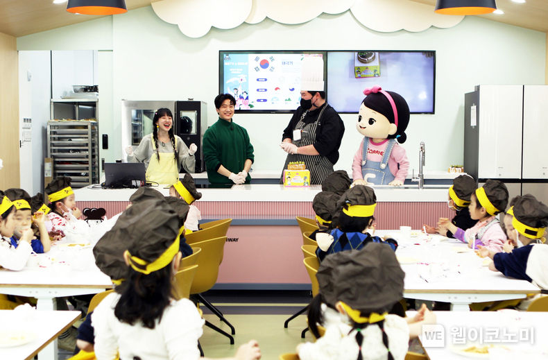 지난 2월 22일, 부산 중구 대교로의 CJ프레시웨이 조리아카데미에서 진행된 ‘꼬마 캐리와 함께하는 태극기 케이크 만들기’ 이벤트 현장 2023.03.02 (출처:CJ프레시웨이)