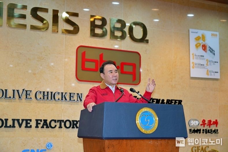 윤홍근 제너시스BBQ 그룹 회장이 28일 치킨대학에서 신입사원 교육에서 인사말을 전달하고 있다. 2023.03.02 (출처:제너시스BBQ)