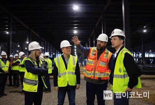 피트 부티지지 미국 교통부 장관 (오른쪽)이 리사 드레이크 포드 부사장 (왼쪽), 이종한 블루오벌SK 대표 (왼쪽 2번째), 현지 건설업체 관계자와 함께 3일 (현지시간) 미국 켄터키주 글렌데일에 위치한 ‘블루오벌SK 켄터키’ 배터리 공장 건설 현장을 둘러보고 있다. 2023.03.05 (사진제공: 미국 교통부) 
