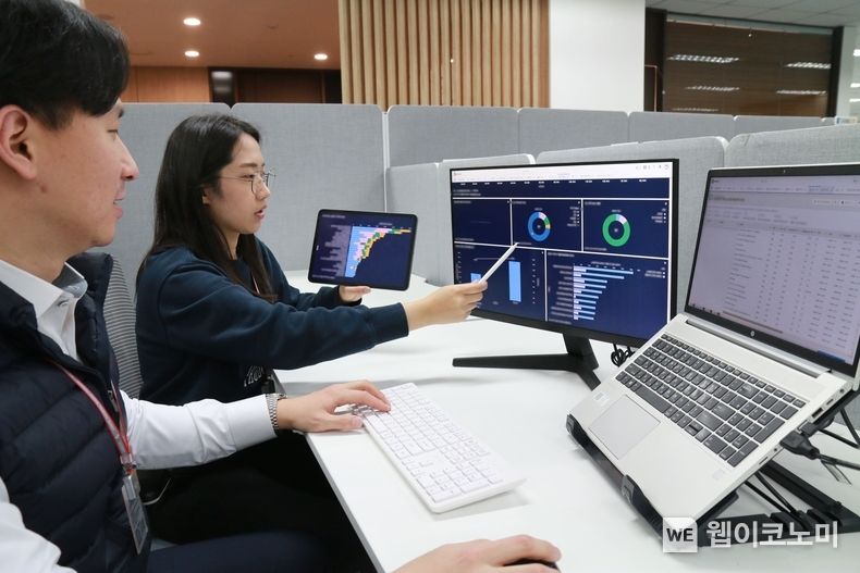 CJ프레시웨이 임직원이 고객관계관리(CRM) 시스템을 이용해 고객별 업무 진행 현황을 확인하고 있다. 2023.03.06 (출처:CJ프레시웨이)