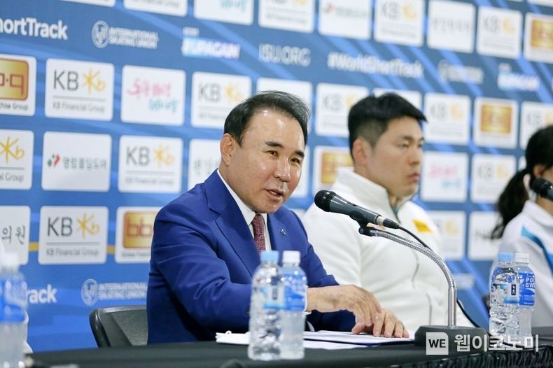 7일 오후, 윤홍근 ISU 세계 쇼트트랙 선수권대회 조직위원장이 'KB금융 ISU 세계 쇼트트랙 선수권대회 2023 국가대표 선수단 미디어 데이' 행사에서 기자들 질문에 답변하고 있다. 2023.03.07 (출처:제너시스BBQ)