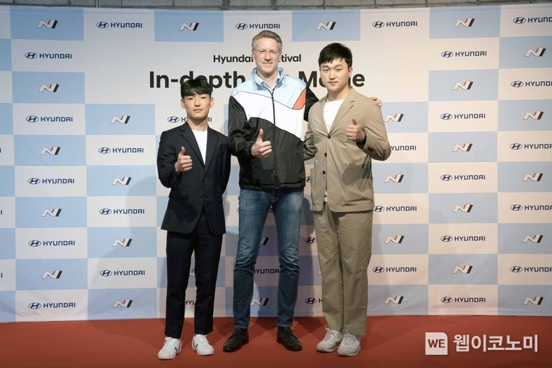 '한국인 주니어 드라이버 프로그램'에 최종 선발된 쏠라이트 인디고 레이싱 박준의(왼쪽) 선수와 쏠라이트 인디고 레이싱 박준성(오른쪽) 선수가 현대자동차 N브랜드&모터스포츠사업부장 틸 바텐베르크 상무와 기념 촬영을 하고 있는 모습 2023.03.10 (출처:현대차.기아 커뮤니케이션센터_