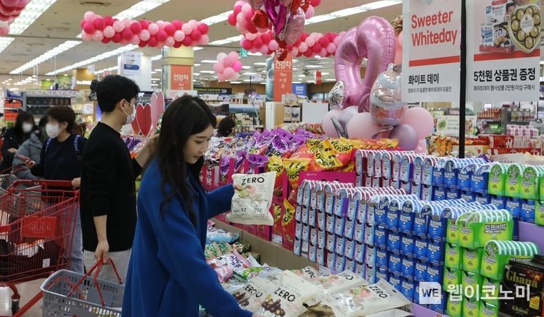 롯데마트 서울역점 행사장에서 화이트데이 상품을 쇼핑하는 고객 사진 2023.03.10 (출처:롯데마트)