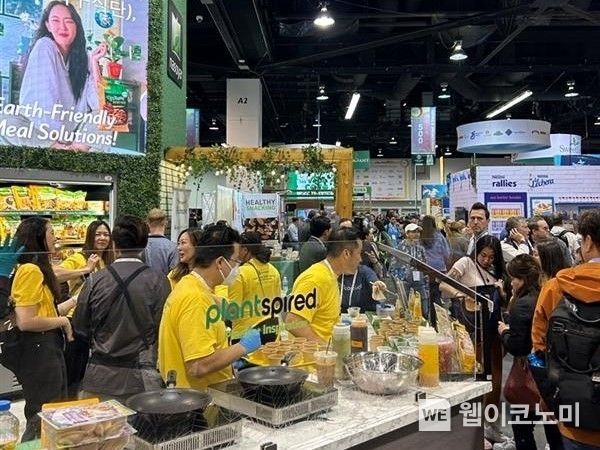 풀무원USA가 미국 캘리포니아주 애너하임에서 지난 8일부터 11일까지 열린 美 '자연식품박람회'에 참여해 부스를 운영하고 현지 바이어들에게 풀무원의 다양한 식물성 지향 혁신제품을 소개하고 있다. 2023.03.13 (출처:풀무원)