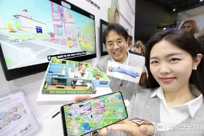 MWC 2023 KT 부스에서 KT 관계자가 지니버스를 소개하는 모습 2023.03.13 (출처:KT)