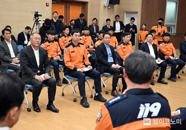  신기업가정신 협의회 ‘제1차 다함께 나눔 프로젝트 행사’에서 소방관들과 간담회에서 의견을 나누고 있는 현대차그룹 정의선 회장(왼쪽에서 첫번째), 대한상의 최태원 회장(왼쪽에서 세번째), 효성그룹 조현준 회장(왼쪽에서 다섯번째) 2023.03.14 (출처: 현대차)