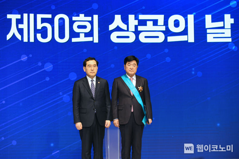 HD현대 권오갑 회장이 15일(수) 대한상공회의소에서 열린 제50회 상공의 날 행사에서 금탑산업훈장을 수훈했다. 사진 오른쪽부터 HD현대 권오갑 회장, 이창양 산업통상자원부 장관 2023.03.15 (출처:HD현대)