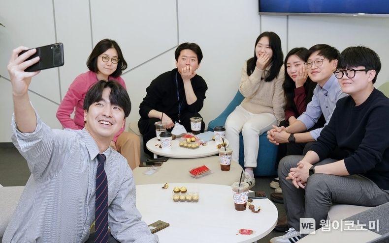 제너시스BBQ가 소통과 공감 문화를 확산하기 위해 시작한 칭찬고래의 수상자와 추천인이 한자리에 모였다. 2023.03.15 (출처:제너시스BBQ)
