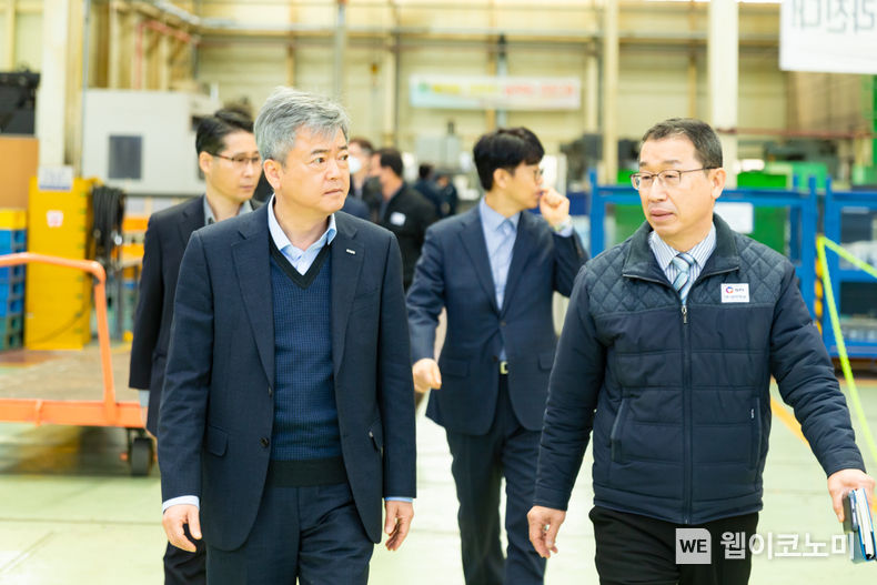 한국무역보험공사 이인호 사장(00쪽 0번째)이 16일 울산시 북구에 소재한 (주)삼미정공을 방문, 경영 애로사항을 청취하고 수출 지원방안에 대해 의견을 나누고 있다. 2023.03.16 (출처:한국무역보험공사)