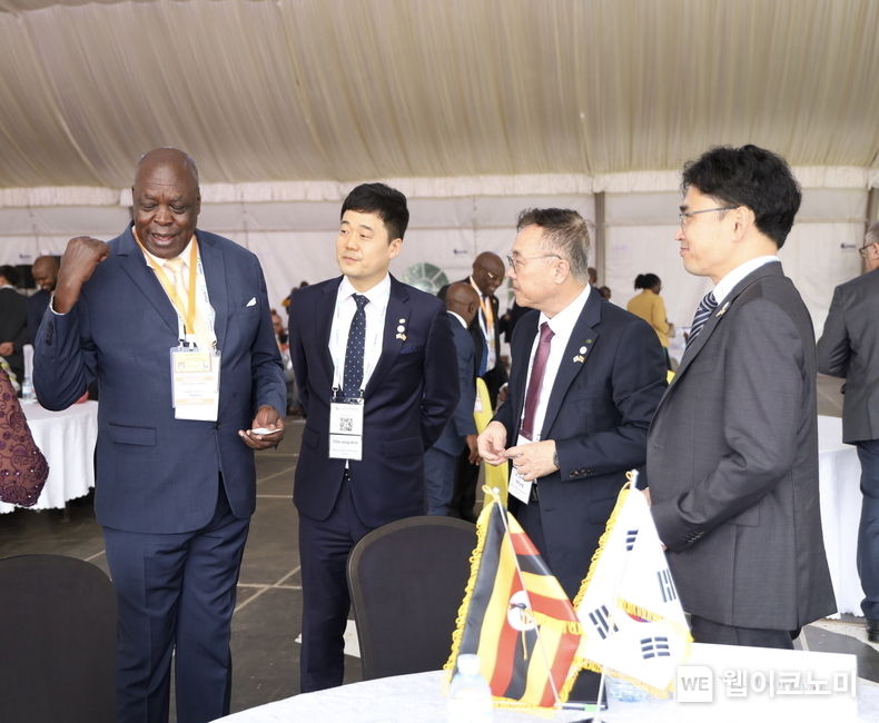 황주호 한수원 사장(오른쪽 두번째)이 15일(현지시간) 우간다 캄팔라에서 개최된 Africa Nuclear Business Platform Conference 2023에서 Peter Lokeris 우간다 장관(왼쪽)과 이야기하고 있다. 2023.03.16 (출처:한수원)